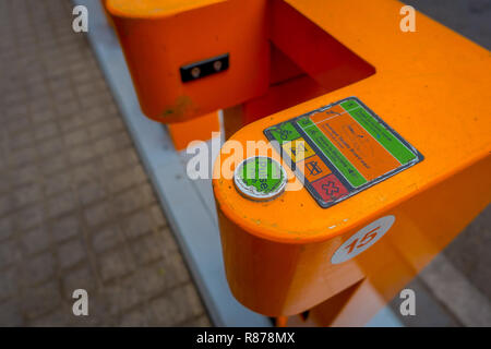 SANTIAGO DE CHILE - Oktober 09, 201: Im Freien von orange Maschine Fahrrad station in Downtown in Santiago de Chile Stockfoto