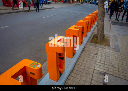 SANTIAGO DE CHILE - Oktober 09, 201: Im Freien von orange Maschine Fahrrad station in Downtown in Santiago de Chile. Stockfoto