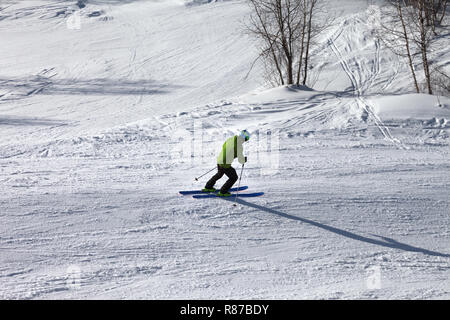 Skifahrer bergab auf verschneiten Skipiste an sonnigen Wintertag. Kaukasus Berge. Hatsvali, Swaneti Region Georgiens. Stockfoto