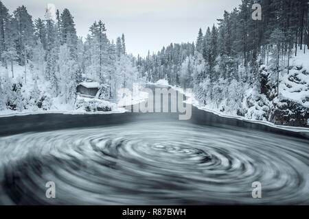 Pfannkucheneis auf dem Fluss Kitka, Kuusamo, Finnland Stockfoto