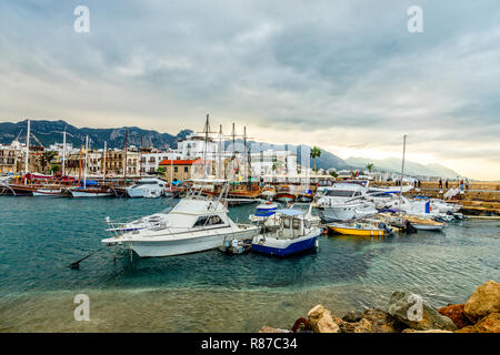 Kyrenia oder Girne historisches Stadtzentrum, mit vielen Yachten und Boote mit Bergen im Hintergrund, Marina, Nördlich Zypern Stockfoto