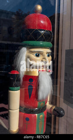 Nussknacker Puppe, aka Weihnachten Nussknacker im Store Fenster Stockfoto