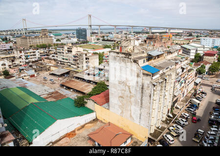 Die Brücke über die Bucht von Maputo Maputo zu Katembe, über hohe Gebäude und Straßen der Stadt Maputo, Mosambik, Afrika gesehen. Stockfoto