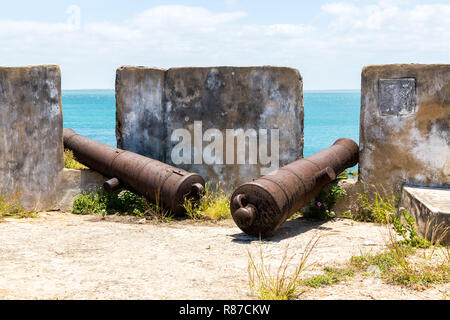 Zwei alte Kanonen von Fort San Sebastian guard Mosambik Insel (Sao Sebastiao, Ilha de Mocambique), im Indischen Ozean, Mosambik. Portugiesisch Ostafrika Stockfoto