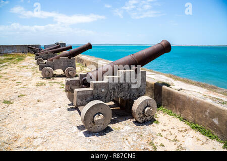 Zwei alte Kanonen von Fort San Sebastian guard Mosambik Insel (Sao Sebastiao, Ilha de Mocambique), im Indischen Ozean, Mosambik. Portugiesisch Ostafrika. Stockfoto