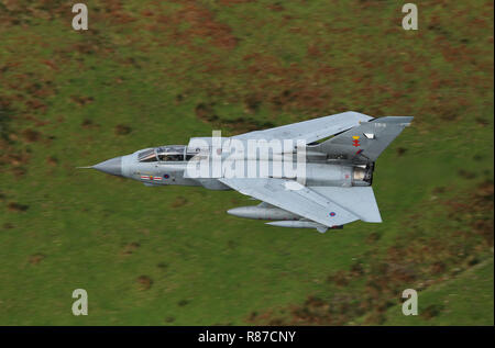 RAF Tornado GR4, Seriennr. ZA 560, auf einer niedrigen Ebene Flug in die mach Loop, Wales, UK. Die Flugzeuge werden die Markierungen von 41 Squadron. Stockfoto