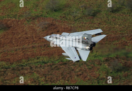 RAF Tornado GR4, Seriennr. ZA 560, auf einer niedrigen Ebene Flug in die mach Loop, Wales, UK. Die Flugzeuge werden die Markierungen von 41 Squadron. Stockfoto