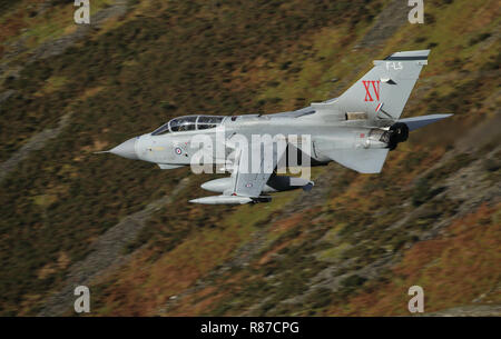 RAF Tornado GR4 auf einem niedrigen Niveau Ausbildung Flug in die mach loop Bereich von Wales, UK. Das Flugzeug hat die Markierungen von XV Squadron. Stockfoto