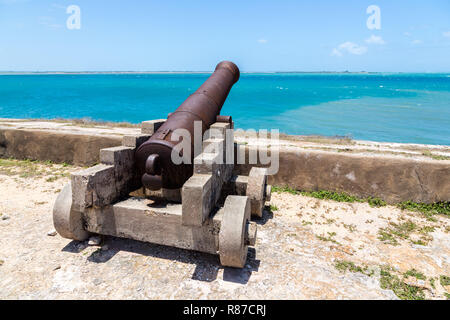 Cannon von Fort San Sebastian (São Sebastião), Mosambik Insel (Ilha de Mocambique), Indischer Ozean Küste, Mosambik, Nampula. Portugiesisch Ostafrika Stockfoto