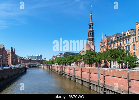 Speicherstadt, Hamburg. Zollkanal in der historischen Speicherstadt von der Speicherstadt bei St. Annen, Hamburg, Deutschland gesehen Stockfoto