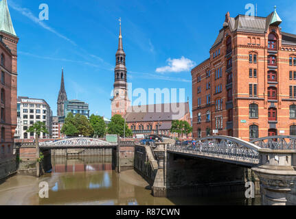 Kleines Flotte in der Speicherstadt der Speicherstadt in Richtung St. Catherine's Church (Hauptkirche St. Katharinen), Hamburg, Deutsch suchen Stockfoto