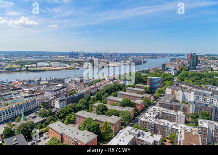 Blick über den Hafen von Hamburg aus der Turm von St. Michael's Church (Hauptkirche Sankt Michaelis), Hamburg, Deutschland Stockfoto