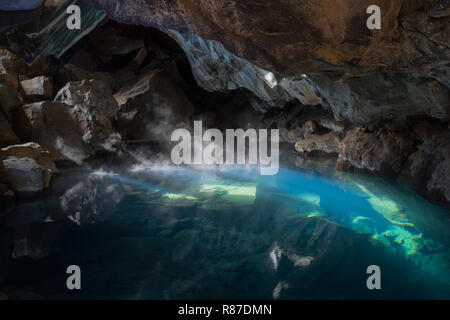 Grjótagjá, eine kleine Lava Höhle in der Nähe von Mývatn in Island. Es hat eine Thermalquelle im Inneren. Stockfoto