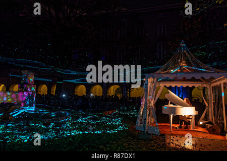 LYON, Frankreich, 7. Dezember 2018: Palais St-Pierre Gärten während der Festival der Lichter. Für 4 Nächte, verschiedene Künstler auf, Gebäude, Straßen mixin Stockfoto