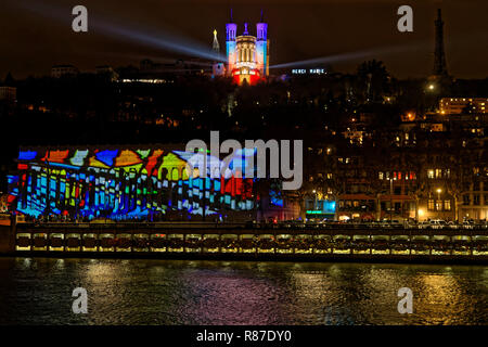 LYON, Frankreich, 9. Dezember 2018: Quai de Saone während Festival der Lichter. Für 4 Nächte, verschiedene Künstler auf, Gebäude, Straßen mischen Glanz Stockfoto