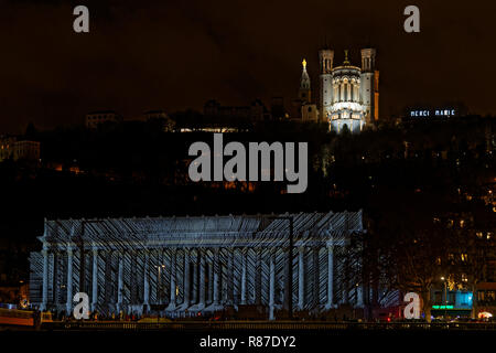 LYON, Frankreich, 9. Dezember 2018: Quai de Saone während Festival der Lichter. Für 4 Nächte, verschiedene Künstler auf, Gebäude, Straßen mischen Glanz Stockfoto