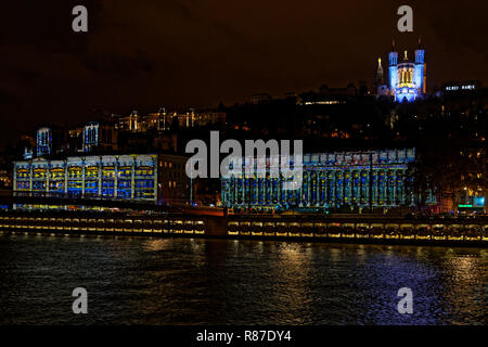 LYON, Frankreich, 9. Dezember 2018: Quai de Saone während Festival der Lichter. Für 4 Nächte, verschiedene Künstler auf, Gebäude, Straßen mischen Glanz Stockfoto