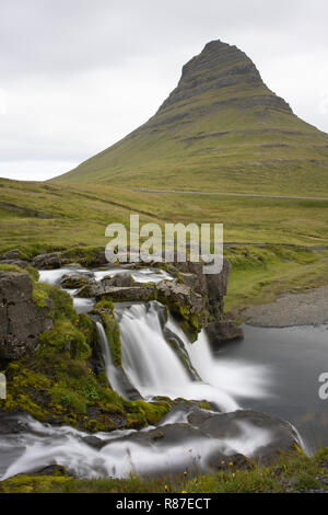 Kirkjufell Berge und in der Nähe von Kirkjufellsfoss Grundafjördur, North Island Stockfoto