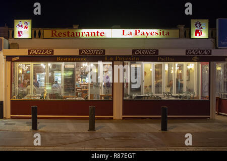 MALLORCA, SPANIEN - November 24, 2018: Vor der Payesita Restaurant in Cala Estancia in der Nacht auf den 24. November 2018 auf Mallorca, Spanien. Stockfoto