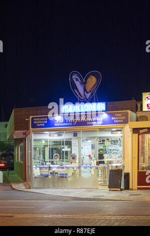 MALLORCA, SPANIEN - November 24, 2018: Vor der La Mejillonera Restaurant in Cala Estancia in der Nacht auf den 24. November 2018 auf Mallorca, Spanien. Stockfoto