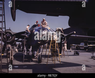 Mitarbeiter der „Sunshine“-Montagelinie, die den letzten Schliff auf B-25 Bomber, North American Aviation, Inc., Inglewood, Kalifornien, USA, Alfred T Palmer, USA Office of war Information, Oktober 1942 Stockfoto