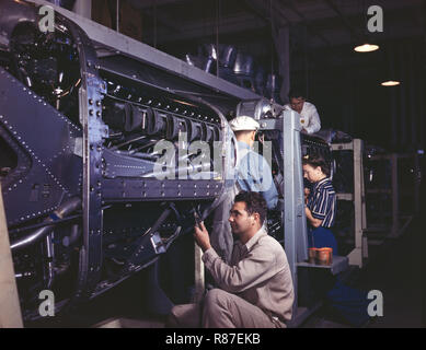 Workers Assembling Cowling on Allison Motors for P-51 Fighter Planes, North American Aviation, Inc., Inglewood, Kalifornien, USA, Alfred T Palmer, USA Office of war Information, Oktober 1942 Stockfoto