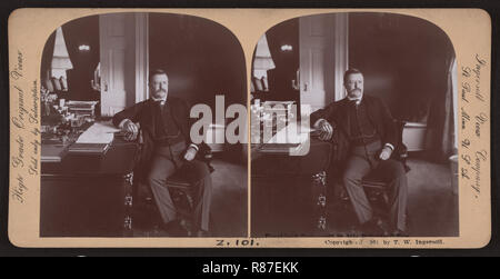 Präsident Theodore Roosevelt an seinem Schreibtisch im Weißen Haus, Washington DC, USA, Stereo Karte, T. W. Ingersoll, Ingersoll anzeigen Unternehmen, 1902 Stockfoto