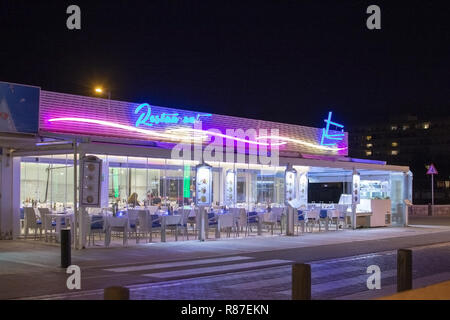 MALLORCA, SPANIEN - 24. NOVEMBER 2018: Neon leuchtet vor marisqueria Fisch Restaurant in Cala Estancia in der Nacht auf den 24. November 2018 auf Mallorca, Spanien. Stockfoto