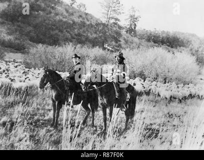 Ed Ladd, Full-Blood Apache Indian mit indischen Kommissar Cato verkauft, auf dem Pferderücken, Jicarilla Reservierung, New Mexico, USA, Foto, 1910 Der Stockfoto