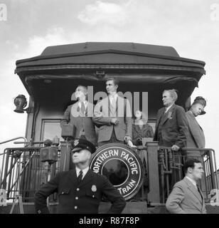 Us-Präsident Franklin Roosevelt das Festhalten an Sohn Franklin Delano Roosevelt, Jr., beim Sprechen von der Rückseite der Bahn während Dürre Inspektion, Bismarck, North Dakota, USA, Arthur Rothstein, Farm Security Administration, August 1936 Stockfoto