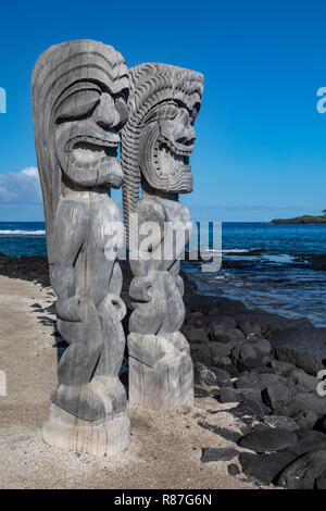 Honaunau, Hawaii - Zwei ki' i (Holz Schnitzereien der hawaiischen Götter) in Pu'uhonua o Honaunau National Historical Park. Im alten Hawaii, das war der Ort o Stockfoto