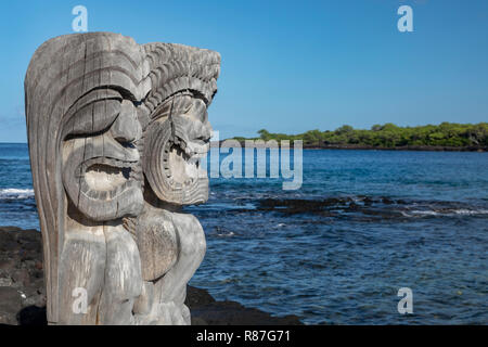 Honaunau, Hawaii - Zwei ki' i (Holz Schnitzereien der hawaiischen Götter) in Pu'uhonua o Honaunau National Historical Park. Im alten Hawaii, das war der Ort o Stockfoto