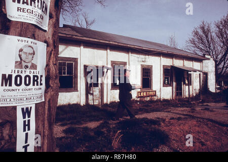 Außenansicht von einer einsamen Store in Crawford, Tennessee in der Nähe von Clarksville. Die Stadt war einst eine boomende Bergbau Hauptquartier, aber jetzt ist weitgehend unbewohnt. Im letzten Jahr wurde der Staat erteilten Lizenzen an den Store in 1966 war. Der Mann im Bild ist ein pensionierter Bergmann, der in der Nachbarschaft lebt und ist gerade von der Kleinen Post es Kommen 04/1974 Stockfoto