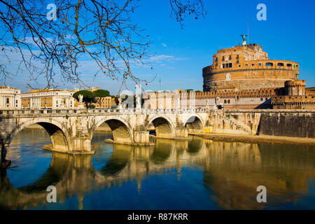 Blick über den Fluss Tiber in Richtung Ponte Sant'Angelo und dem Castel Sant'Angelo im Vatikan. Stockfoto