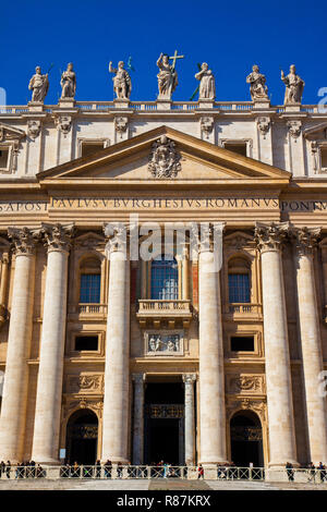 Statuen von religiösen Persönlichkeiten, die auf dem vor der Basilika von St. Peter im Vatikan. Stockfoto