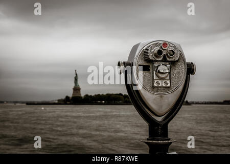 Fernglas in Ellis Island mit Blick auf die Freiheitsstatue New York Stockfoto