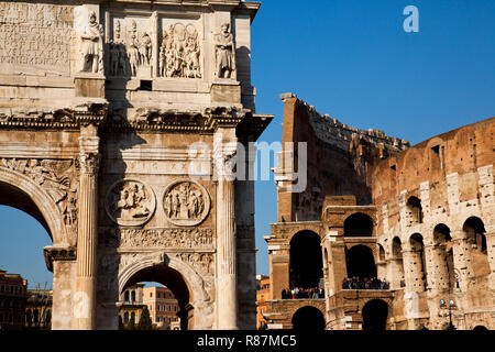 Das Arco di Constantino (Triumphbogen des Konstantin) und das Kolosseum in Rom. Stockfoto