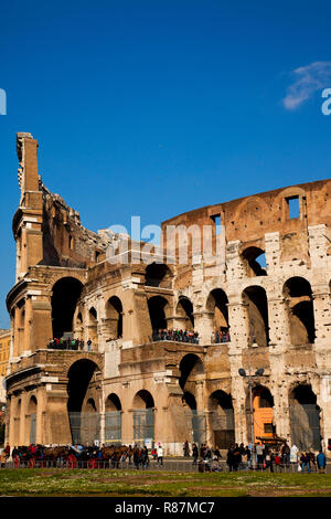 Touristen, die das Kolosseum in Rom. Stockfoto