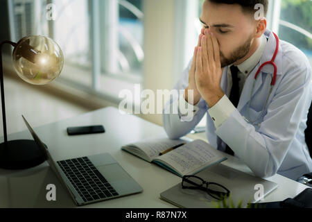 Ärzte sind die ernsten Gesichter und gestresst von der Arbeit. Der Arzt ist ein Gefühl der Kopfschmerzen bei der Arbeit und das Gefühl, in der Behandlung des Patienten betont. Stockfoto