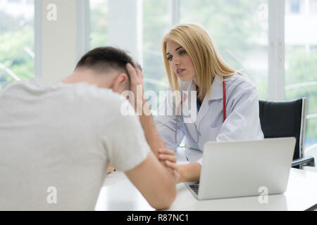 Arzt oder Psychiater Beratung und diagnostische Prüfung stressig man Patienten in der medizinischen Klinik oder Krankenhaus healthcare Service Center. Stockfoto