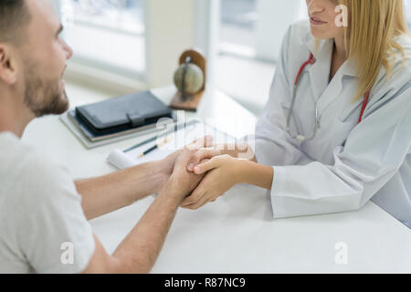 Arzt oder Psychiater Beratung und diagnostische Prüfung stressig man Patienten in der medizinischen Klinik oder Krankenhaus healthcare Service Center. Stockfoto