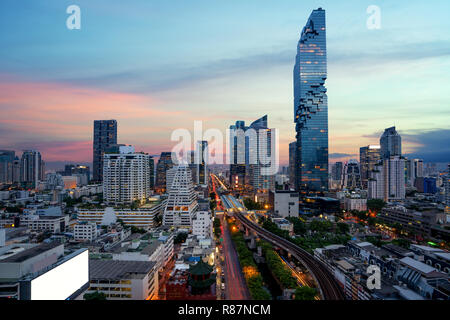 Bangkok Transport in der Dämmerung mit modernen Firmengebäude von oben Ansicht in Bangkok, Thailand. Stockfoto