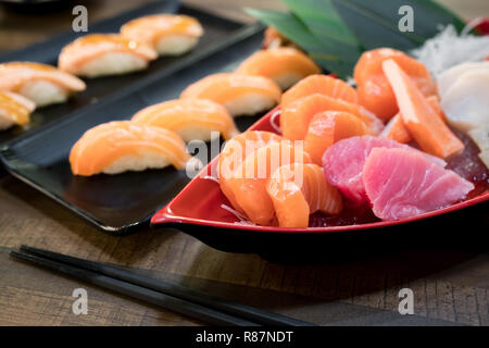 Gemischte sashimi Fisch in Scheiben geschnitten auf Eis im weiße Schüssel. Sashimi Lachs Thunfisch Hamachi, roher Fisch, japanisch Essen in asiatischen Restaurant. Stockfoto