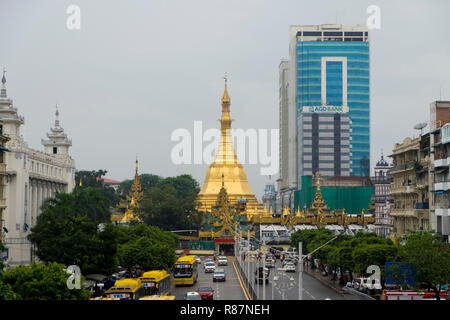 Ein Blick auf die zentralen Sule Pagode in Yangon, Myanmar. Stockfoto