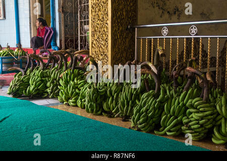 Bananen für Sonnenanbeter an der Sule Pagode in Yangon, Myanmar vorbereitet. Stockfoto