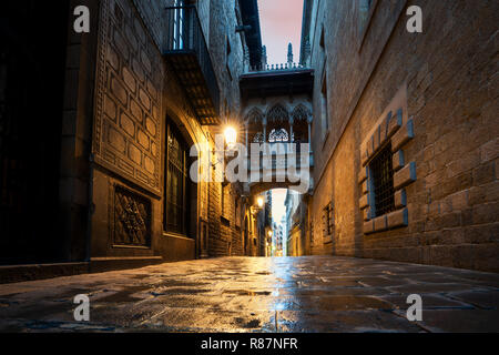 Barri Gotische Viertel und die Seufzerbrücke in der Nacht in Barcelona, Katalonien, Spanien. Stockfoto