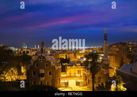 Park Güell in Barcelona, Spanien in der Nacht. Die Skyline von Barcelona. Stockfoto