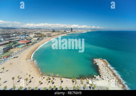 Luftaufnahme von Barcelona Strand im Sommer entlang der Küste in Barcelona, Spanien. Mittelmeer in Spanien. Stockfoto