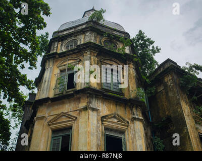 Alte Fassade eines leeren Gebäude, ein Beispiel der britischen kolonialen Architektur in Yangon, Myanmar. Stockfoto