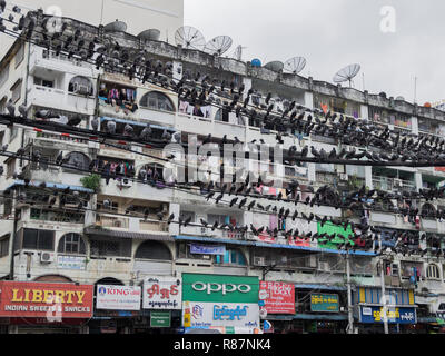 Interessante Fassade, zeigt die packende urbane Gefüge, in Yangon, Myanmar. Stockfoto